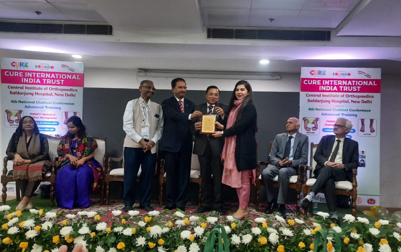 Clubfoot Disease के प्रति जागरुकता है जरूरी : रंजन मुखर्जी 1 क्लब फुट के प्रति जागरुकता कार्य में विशेष योगदान के लिए स्वयंसेवी को सम्मानित करते राज्य दिव्यांगजन आयुक्त रंजन मुख्जी । फोटो - caas india